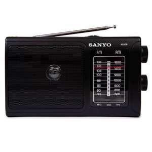 Radio Sanyo a red y pilas Am Fm negra , no incluye el cable de red